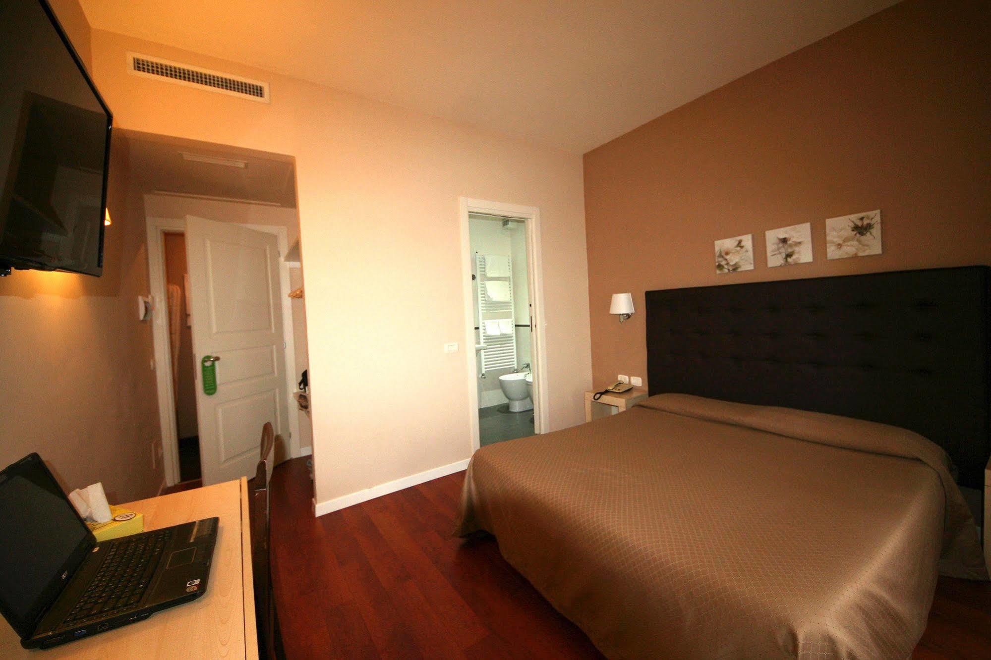 Roma Rooms Colosseum Экстерьер фото